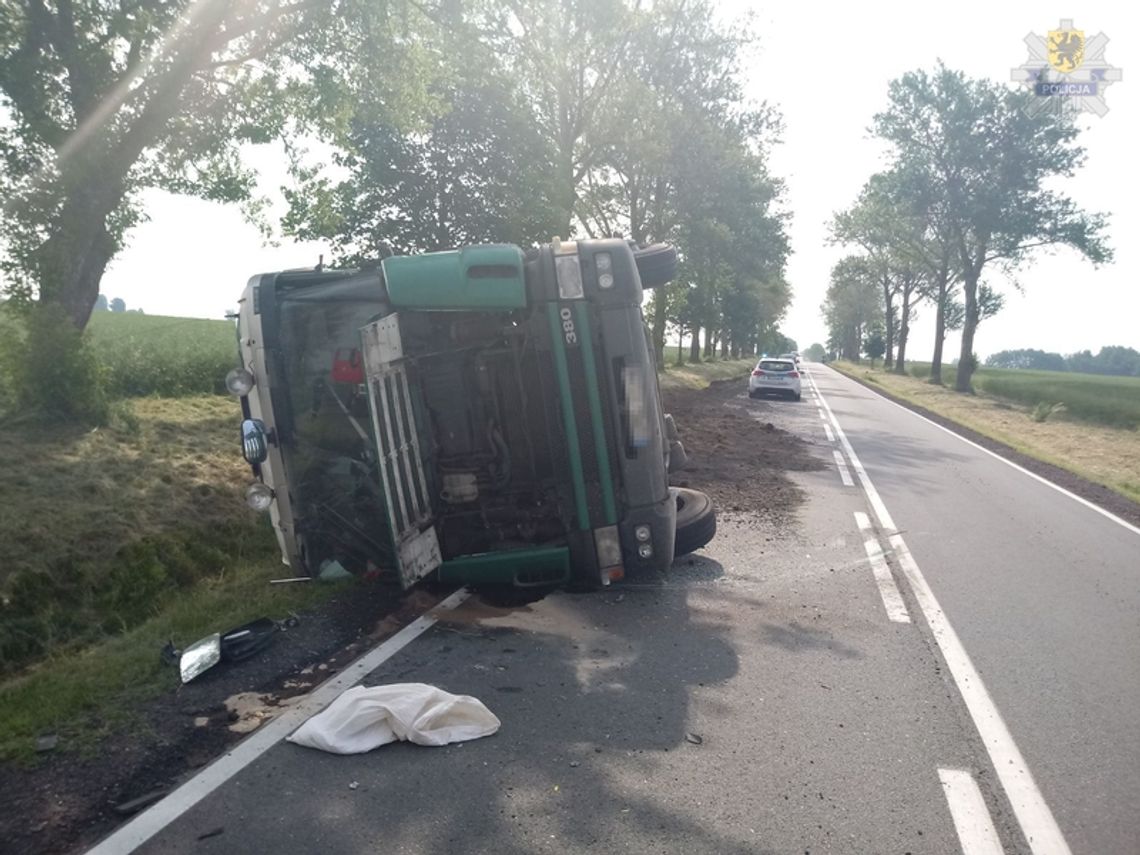 Ciężarówka zablokowała drogę krajową nr 25. Kierowca zasnął za kierownicą.