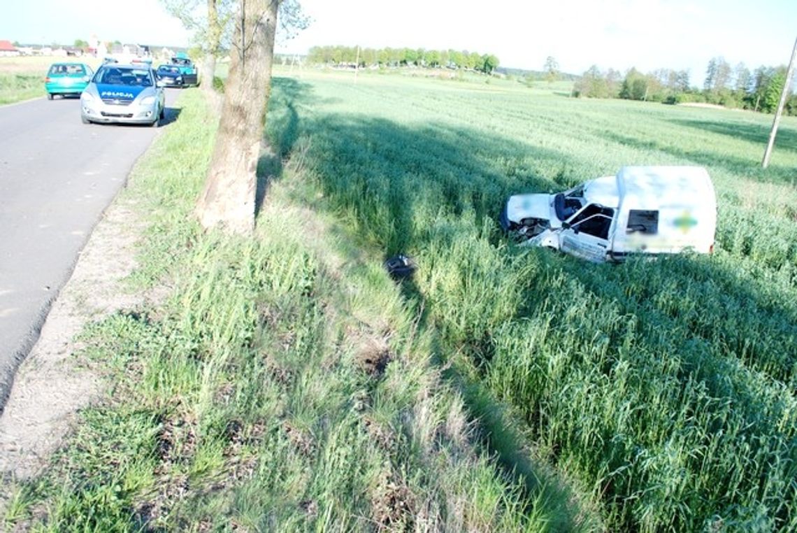 Citroenem w drzewo, ranna kobieta