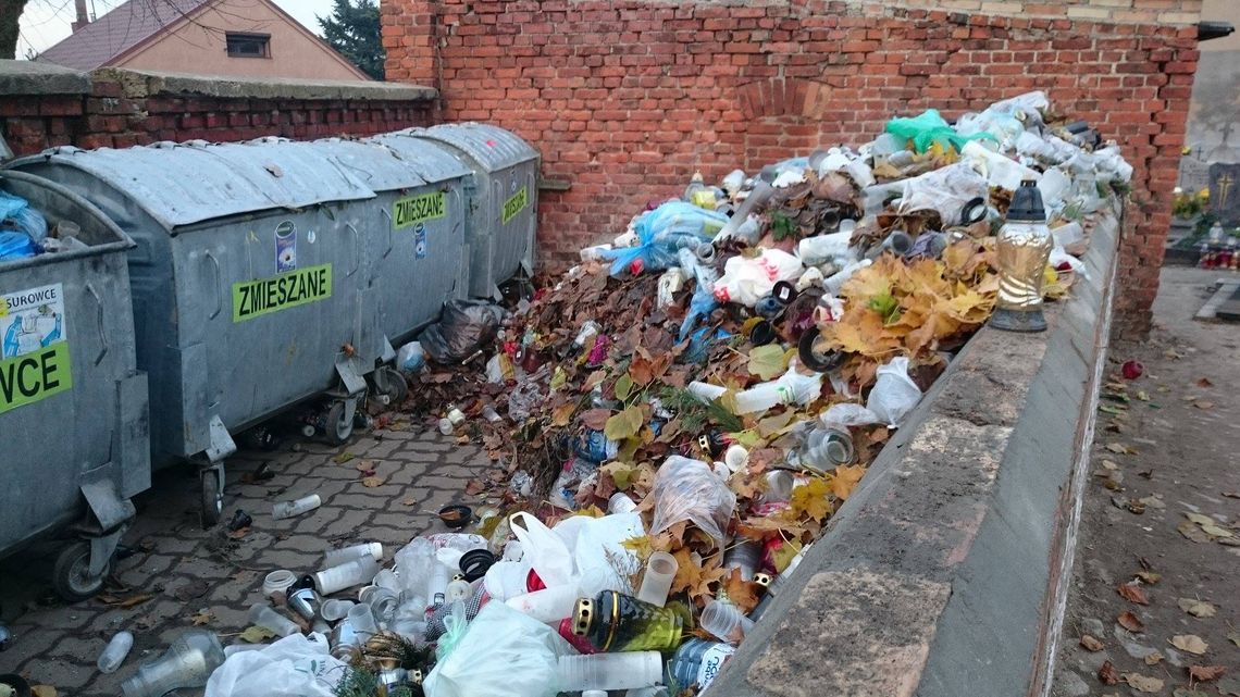 Cmentarne problemy. Wandale i śmieci na cmentarzach Cmentarne problemy. Wandale i śmieci na cmentarzach