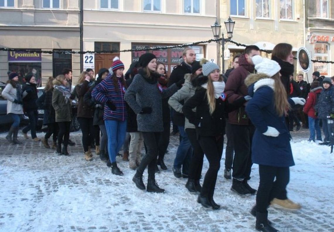 Co tam śnieg i mróz. Maturzyści odtańczyli poloneza na starówce! Co tam śnieg i mróz. Maturzyści odtańczyli poloneza na starówce!