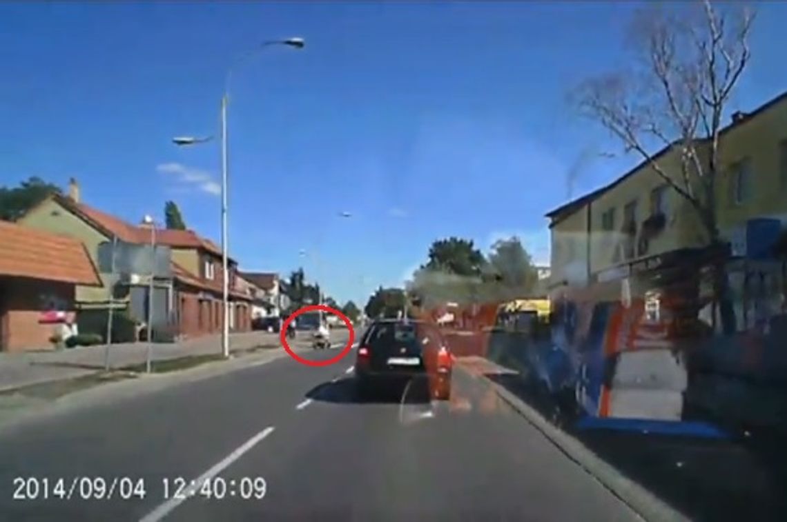 Cudem uniknięto tragedii. Wózek wjechał na ulicę Cudem uniknięto tragedii. Wózek wjechał na ulicę