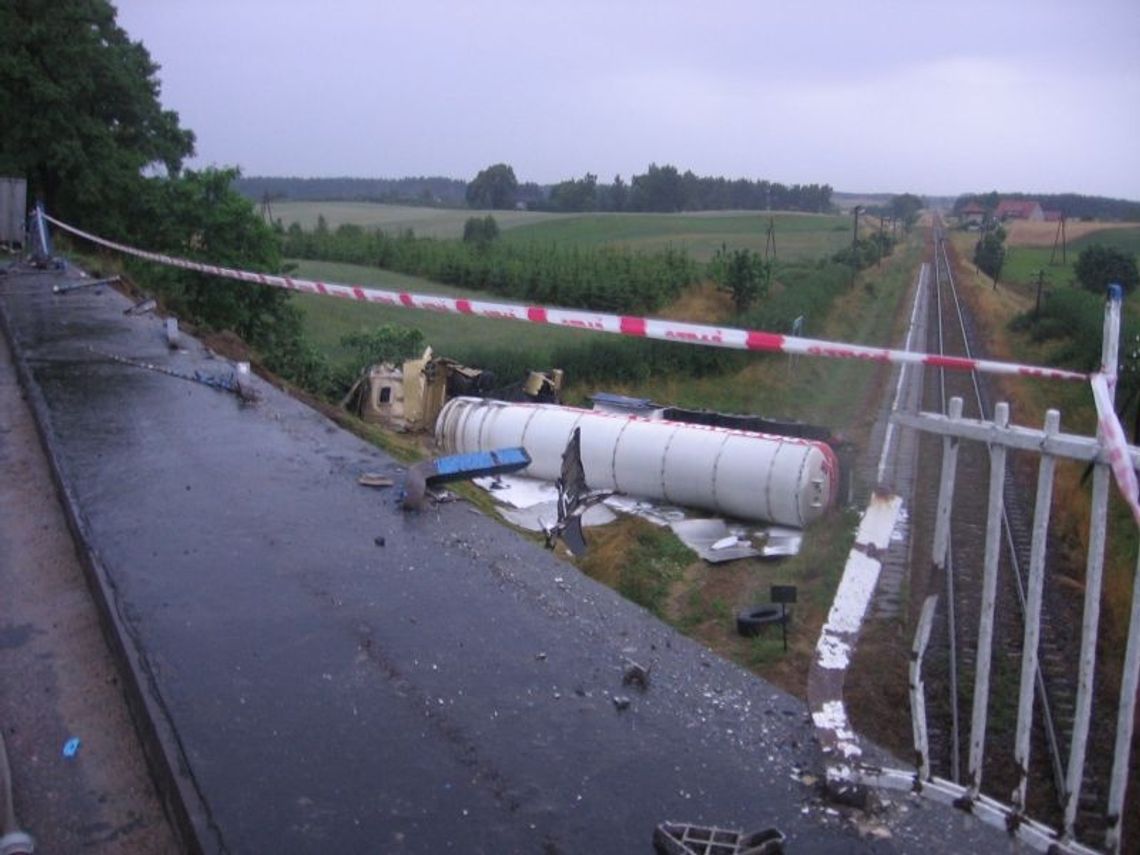 Cysterna spadła na tory kolejowe Cysterna spadła na tory kolejowe