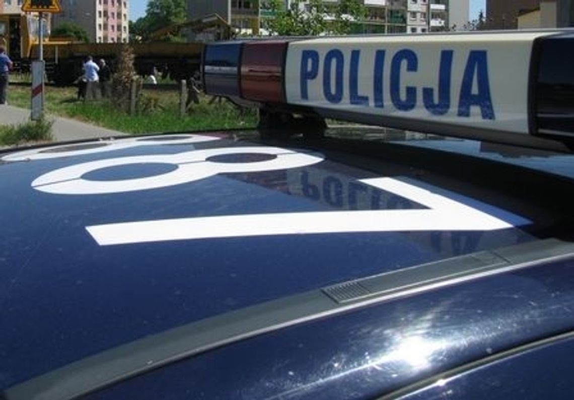 Czerwone auto potrąciło na przejściu 15-latkę. Świadkowie poszukiwani Czerwone auto potrąciło na przejściu 15-latkę. Świadkowie poszukiwani