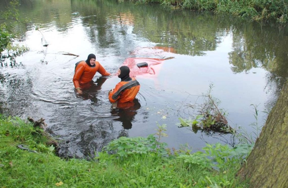 Czerwony opel zatopiony w rzece Czerwony opel zatopiony w rzece