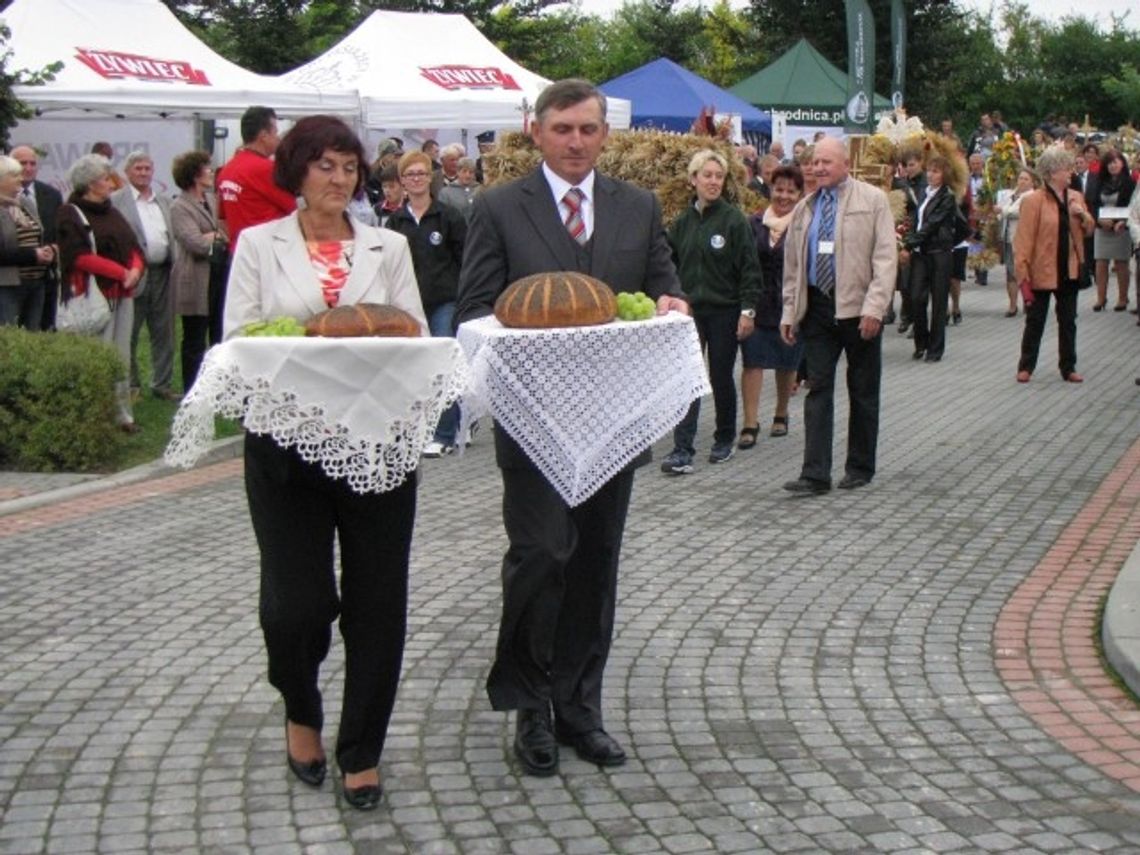 Częstowali chlebem z tegorocznego ziarna