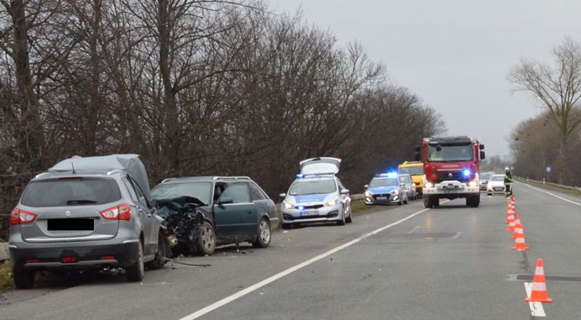 Czołowe zderzenie dwóch aut na DK 22 przed mostem w Knybawie. Ranni kierowcy trafili do szpitala