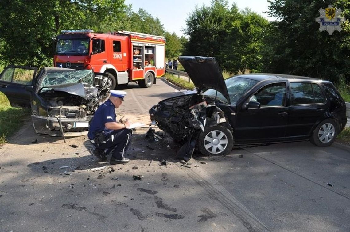 Czołowe zderzenie dwóch volkswagenów Czołowe zderzenie dwóch volkswagenów