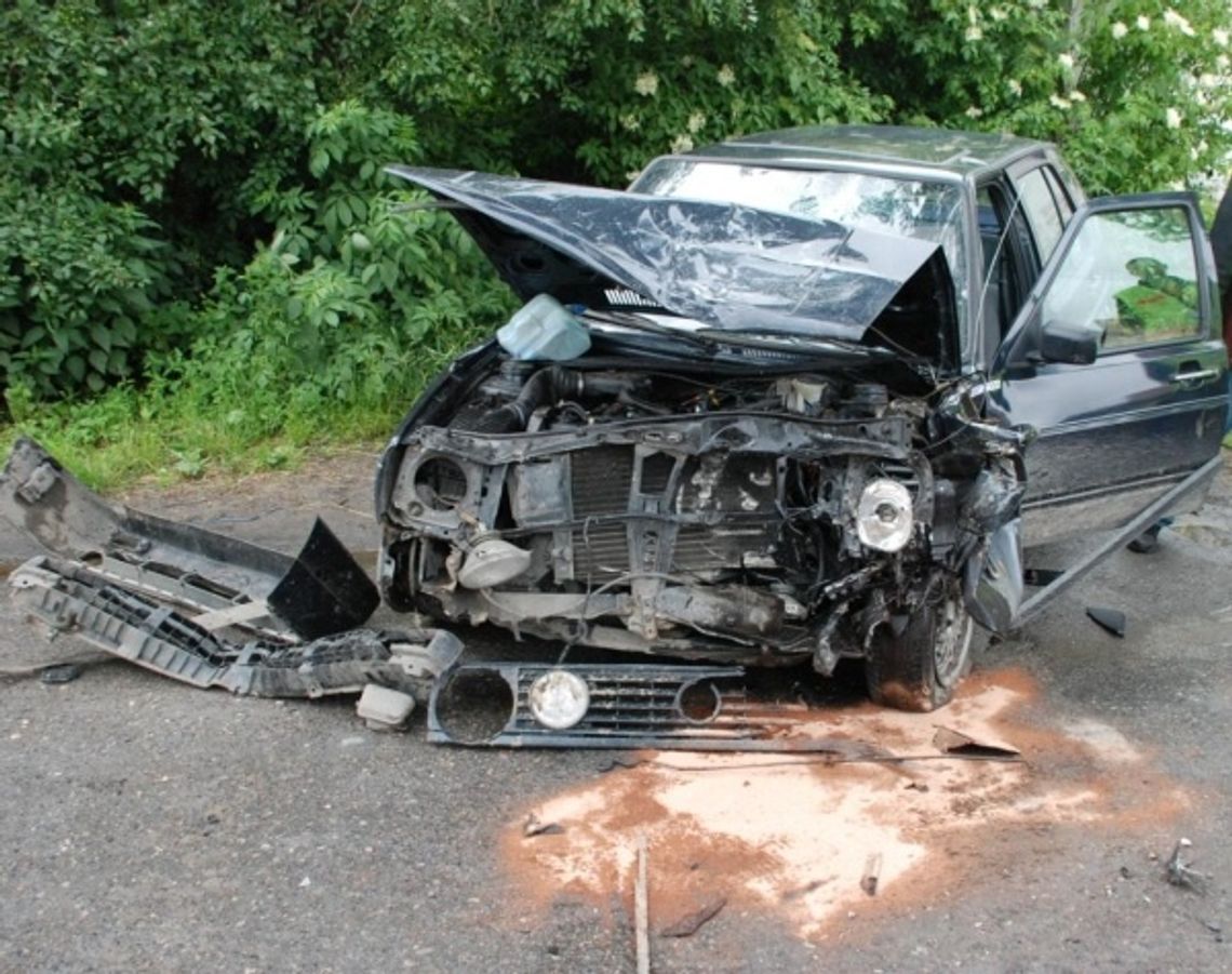 Czołowe zderzenie z ciężarówką na zakręcie Czołowe zderzenie z ciężarówką na zakręcie