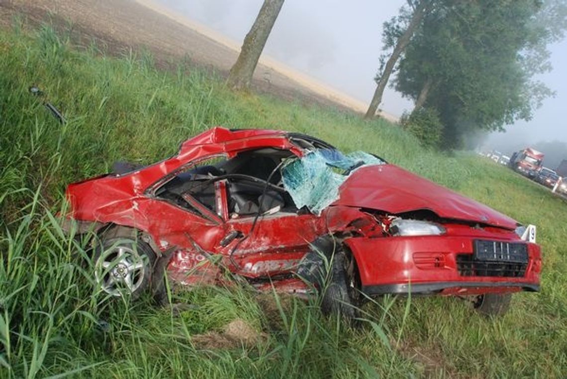 Czołowe zderzenie. Zmiażdżona honda civic, trzy osoby ranne 