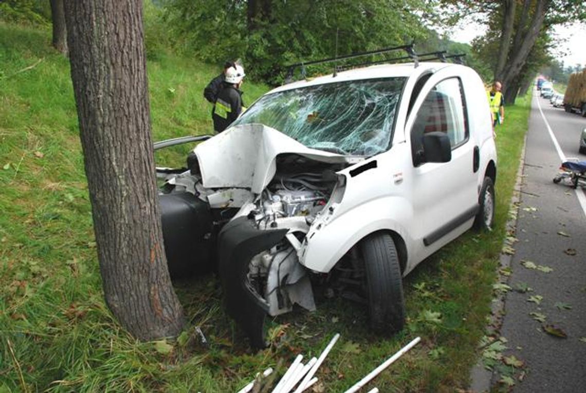 Czołówka z drzewem. Dwie osoby poważnie ranne Czołówka z drzewem. Dwie osoby poważnie ranne