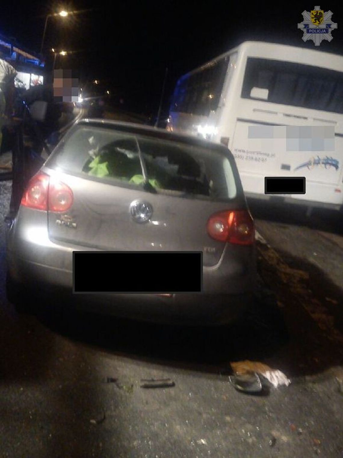 Czołowo samochód osobowy i autobus, kierowca w stanie ciężkim