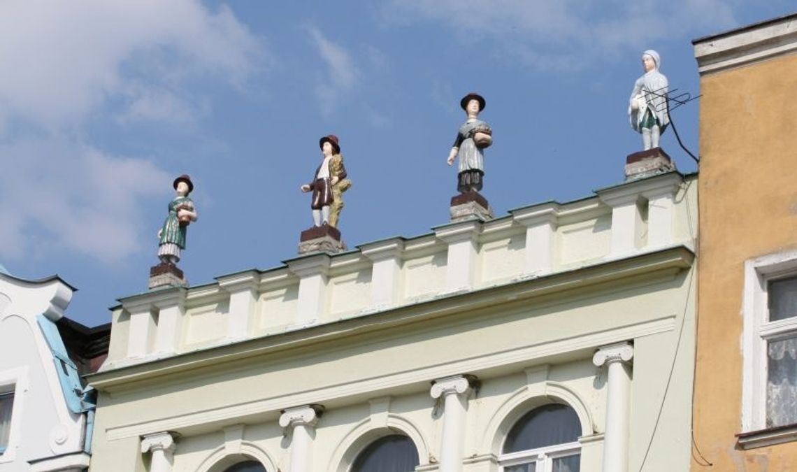 Cztery pory roku jak nowe - figury wracają na szczyt kamienicy Cztery pory roku jak nowe - figury wracają na szczyt kamienicy