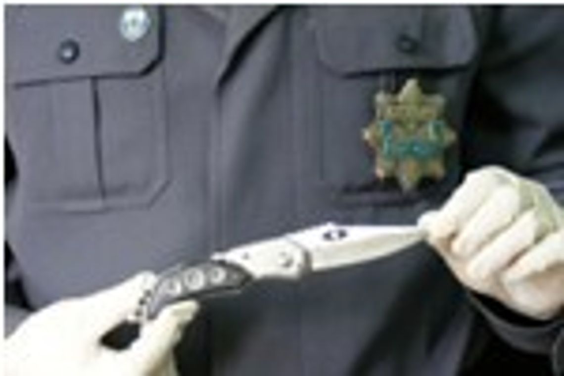 Czterych rozbójników z nożem i stłuczoną butelką w ręku