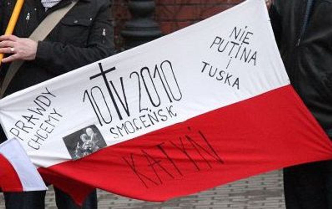 Czy doszło do profanacji flagi? „Chcemy prawdy, nie Putina i Tuska” Czy doszło do profanacji flagi? „Chcemy prawdy, nie Putina i Tuska”