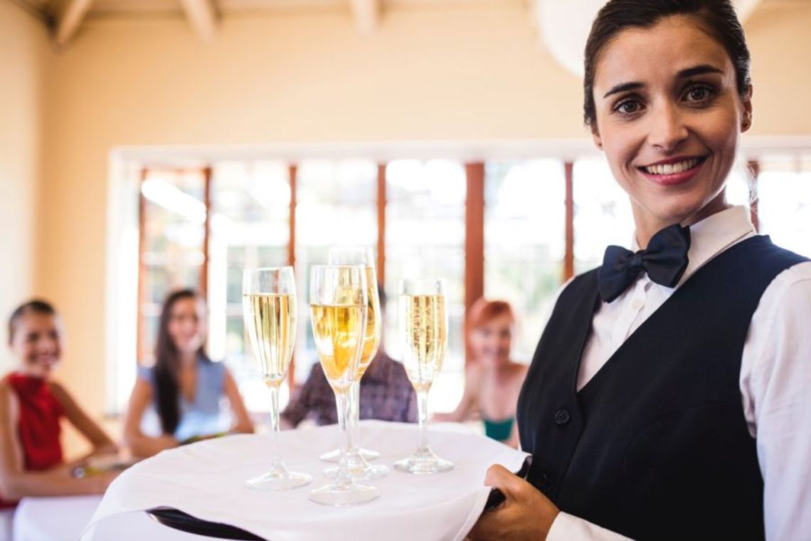 Czy obsługa klienta może być sztuką? Kelner - osoba z doskonałymi umiejętnościami interpersonalnymi