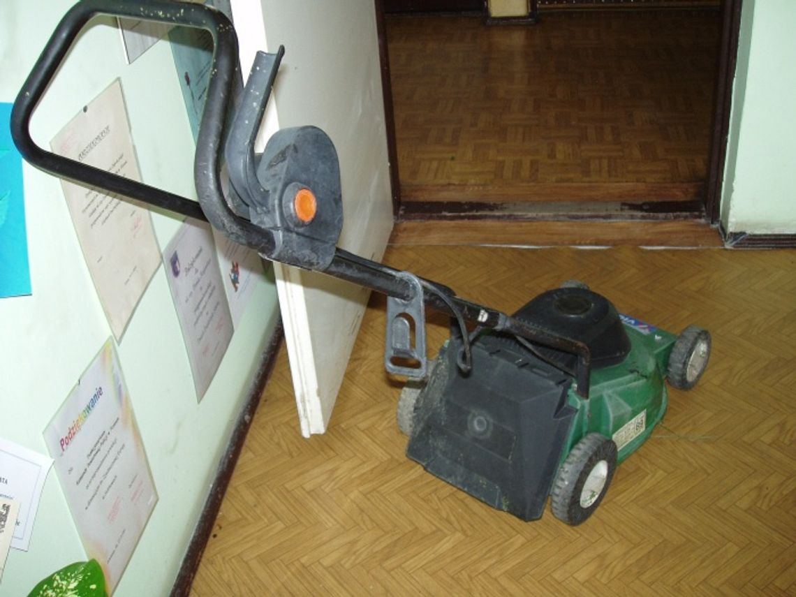Czyja trampolina i kosiarka? Czyja trampolina i kosiarka?