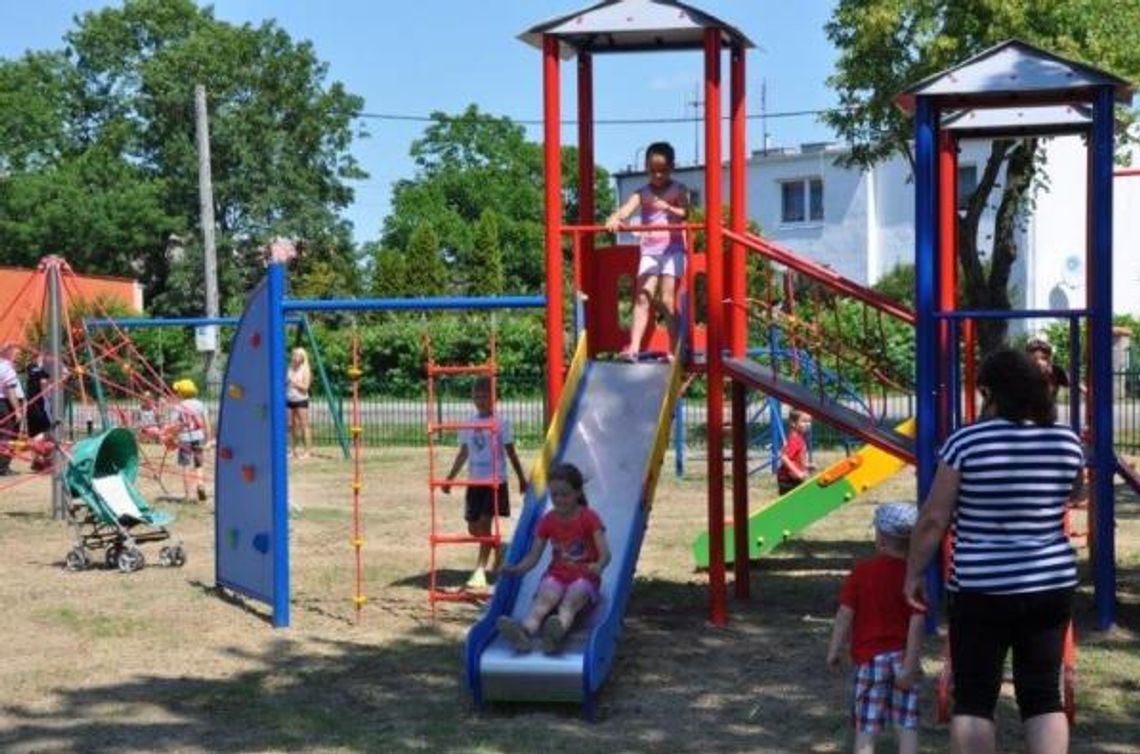 Dąbrówka ma piękny, nowy plac zabaw! Dąbrówka ma piękny, nowy plac zabaw!
