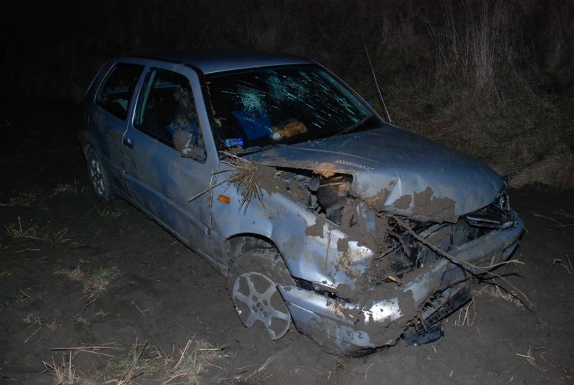 Dachował, aby nie potrącić pieszego Dachował, aby nie potrącić pieszego