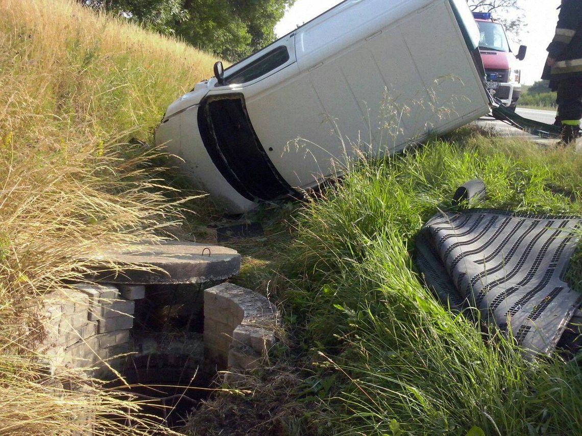 Dachowanie auta na krajówce. Jedna osoba zabrana do szpitala