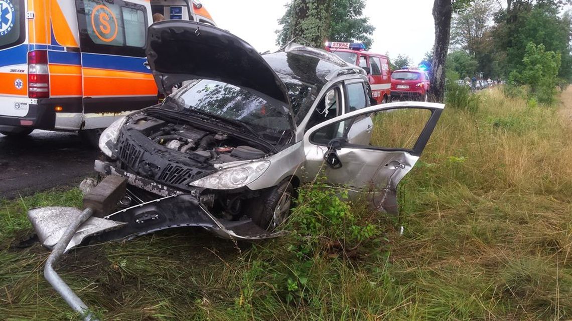 Dachowanie i zakleszczony kierowca w aucie (ZDJĘCIA) Dachowanie i zakleszczony kierowca w aucie (ZDJĘCIA)