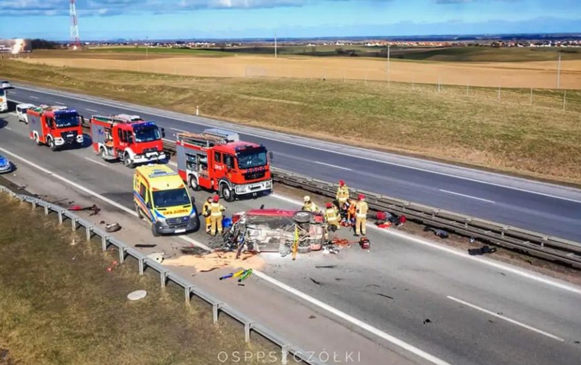 Dachowanie na A1 – niebezpieczny wypadek