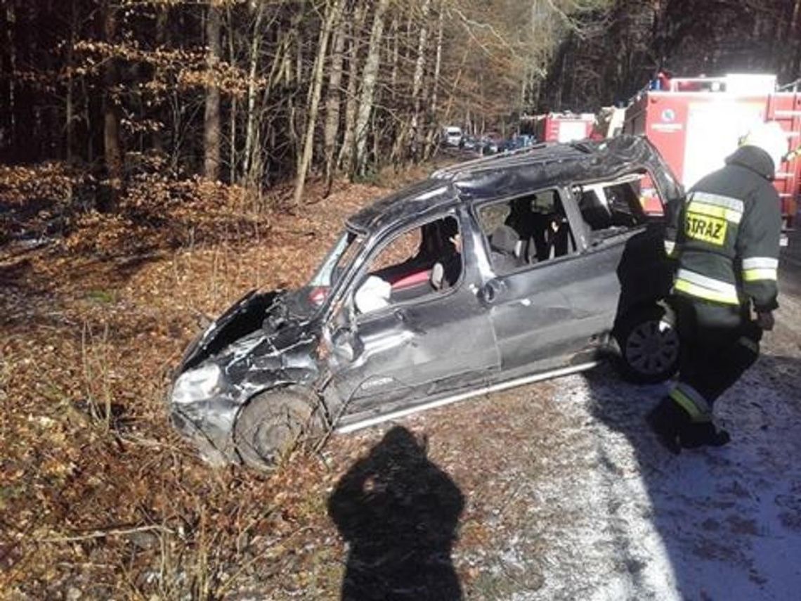 Dachowanie pojazdu na DW 214. Dwie osoby trafiły do szpitala Dachowanie pojazdu na DW 214. Dwie osoby trafiły do szpitala