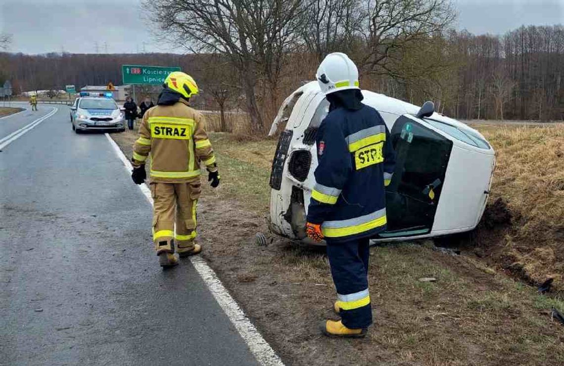 Dachowanie samochodu osobowego na DK20 Tuchomie-Trzebiatkowa Dachowanie samochodu osobowego na DK20 Tuchomie-Trzebiatkowa