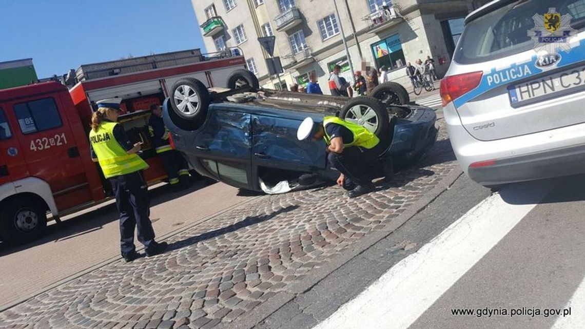 Dachowanie samochodu w Gdyni Chyloni Dachowanie samochodu w Gdyni Chyloni