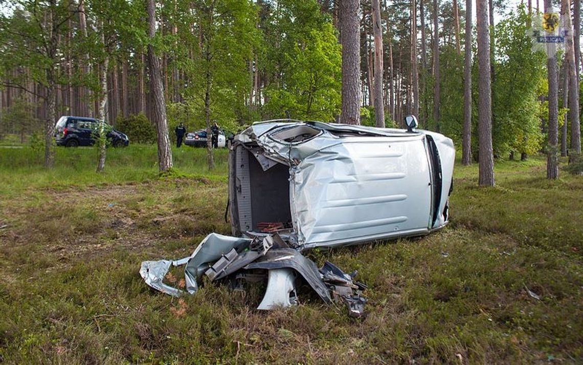 Dachowanie w lesie - zginął pasażer, trzy osoby są ranne 