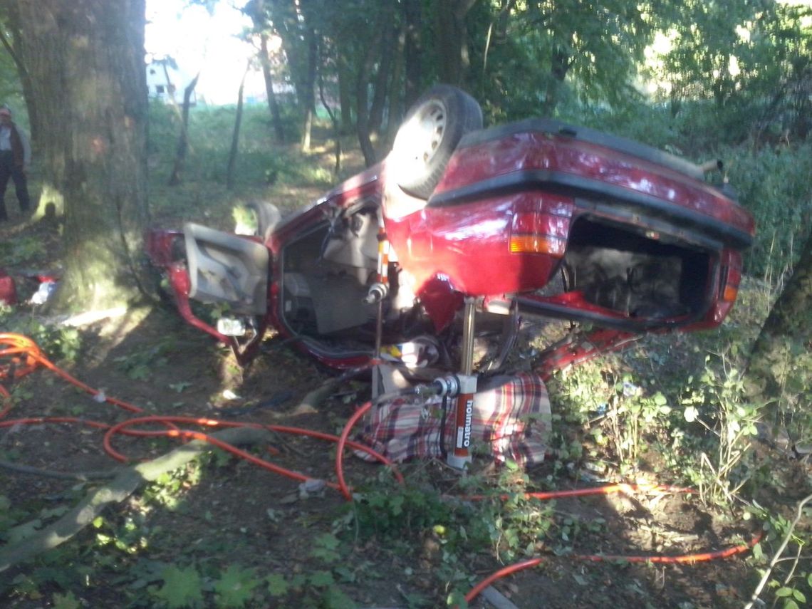 Dachowanie w Waćmierku. Poszkodowana osoba uwięziona w pojeździe Dachowanie w Waćmierku. Poszkodowana osoba uwięziona w pojeździe
