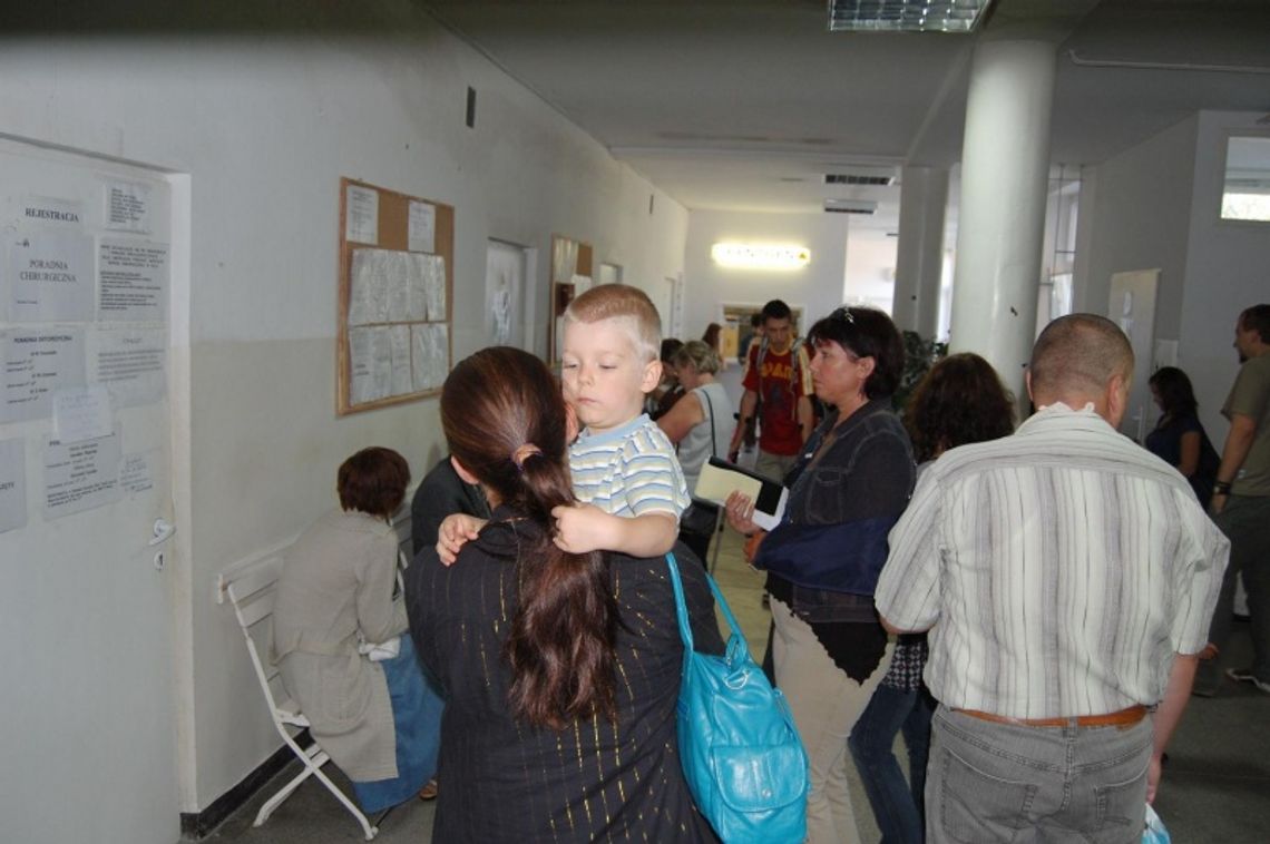 Dantejskie sceny w kolejce do lekarza. Setki pacjentów do endokrynologa Dantejskie sceny w kolejce do lekarza. Setki pacjentów do endokrynologa