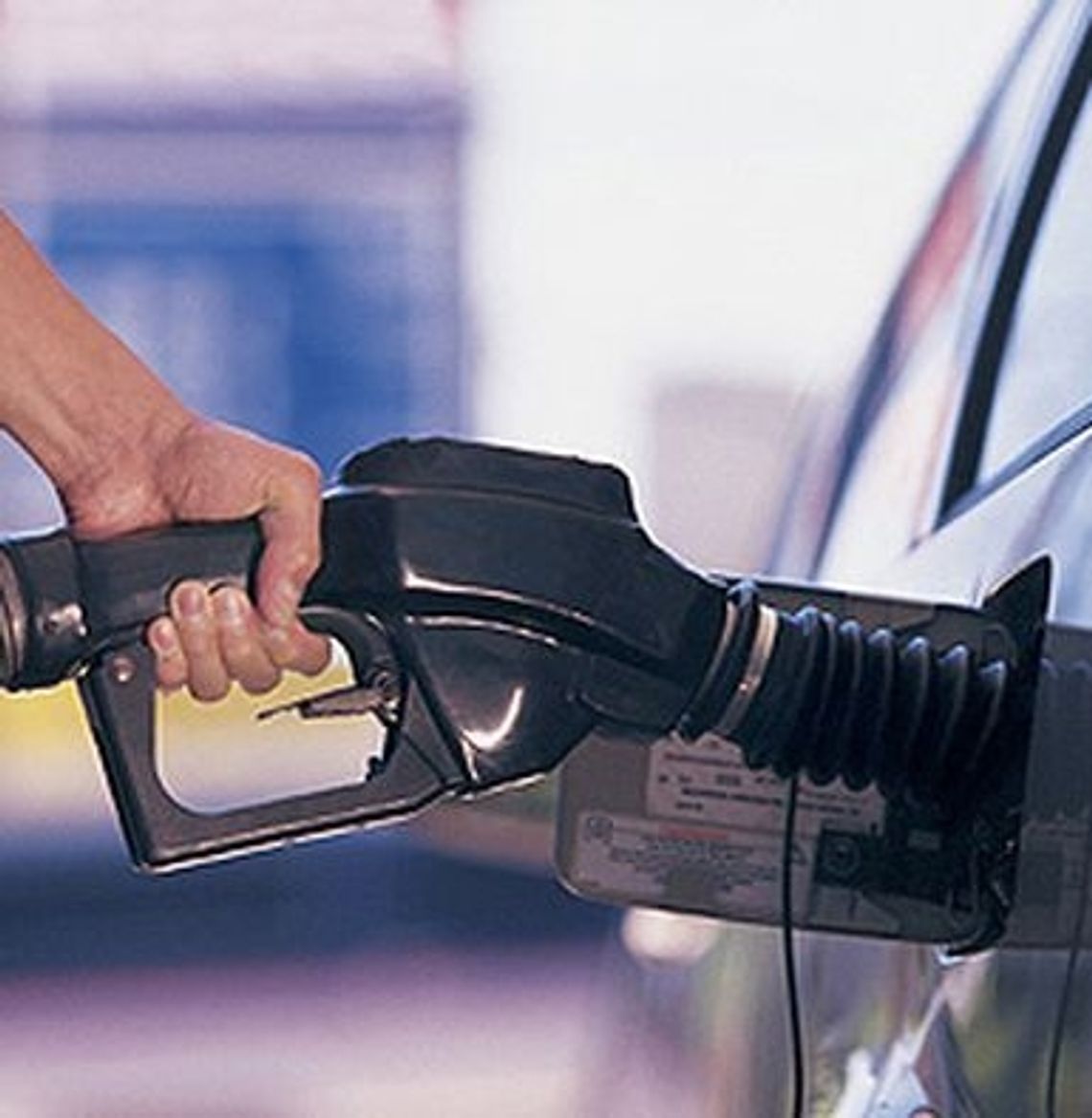 Darmowe tankowanie. Podjeżdżał pod stację na kradzionych tablicach