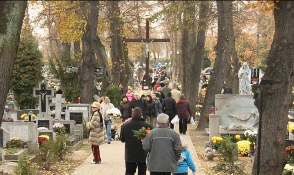 "Dawniej znicz był wyrazem bólu po stracie" A dziś? Komercjalizacja kolejnego święta? "Dawniej znicz był wyrazem bólu po stracie" A dziś? Komercjalizacja kolejnego święta?