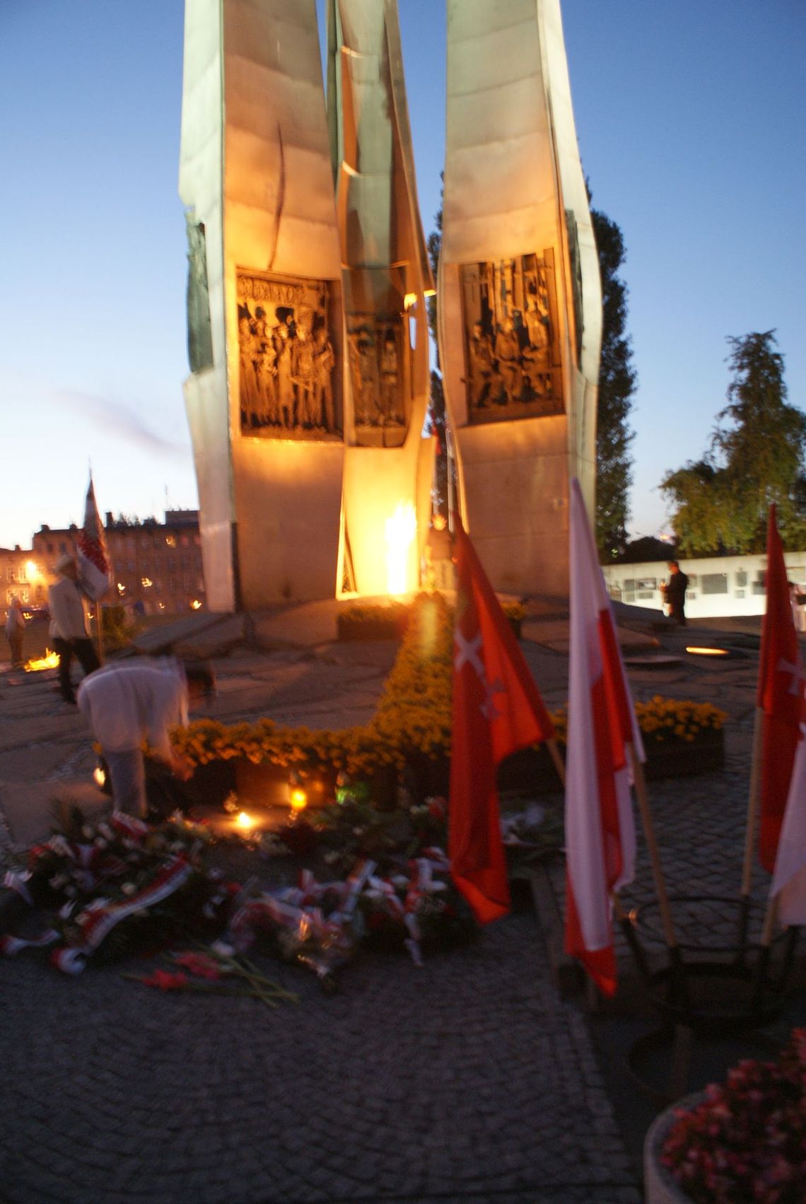 Demonstracja pod Pomnikiem Poległych Stoczniowców - 13 grudnia o północy , jak w stanie wojennym