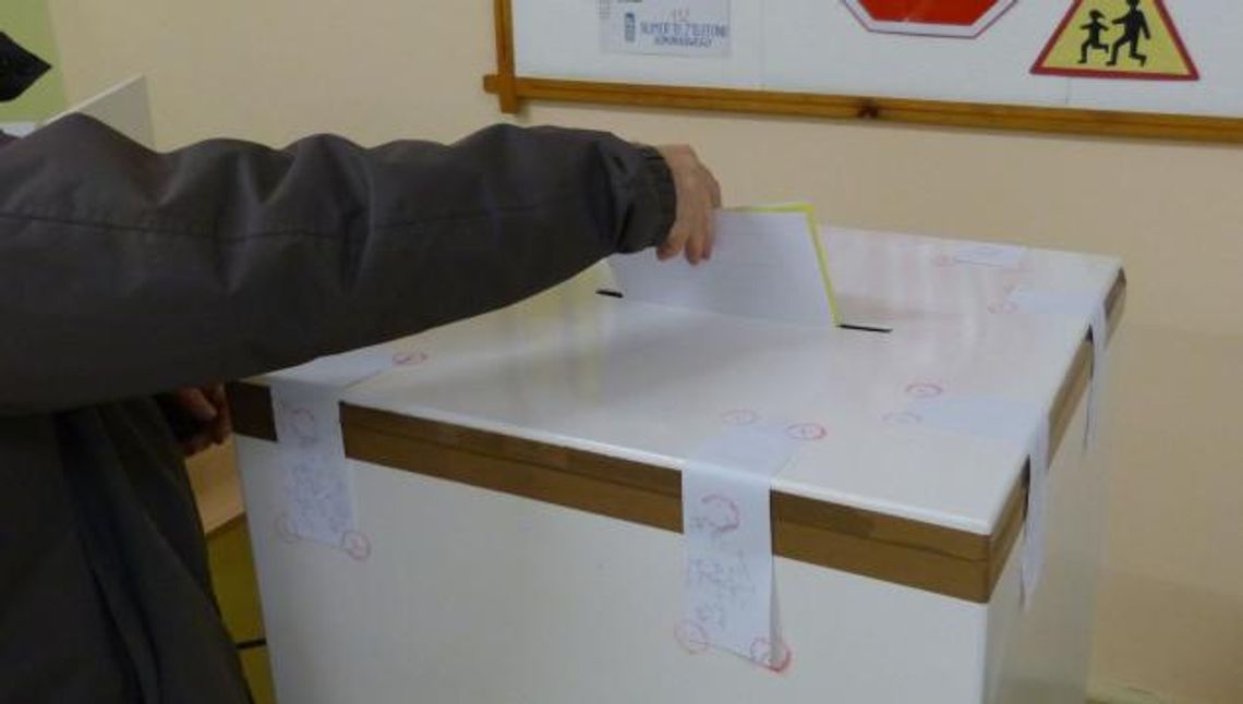 Demonstranci zajęli siedzibę PKW w Warszawie Demonstranci zajęli siedzibę PKW w Warszawie