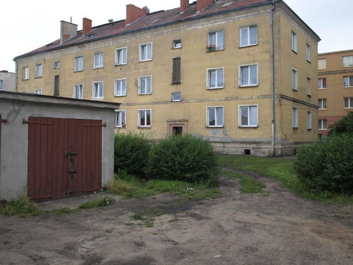 Deska najeżona gwoździami - mieszkańcy bloku kontra właściciele garaży Deska najeżona gwoździami - mieszkańcy bloku kontra właściciele garaży