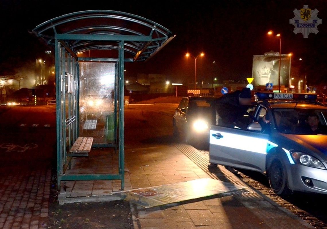 Dewastował wiatę przystankową. Wpadł na gorącym uczynku Dewastował wiatę przystankową. Wpadł na gorącym uczynku