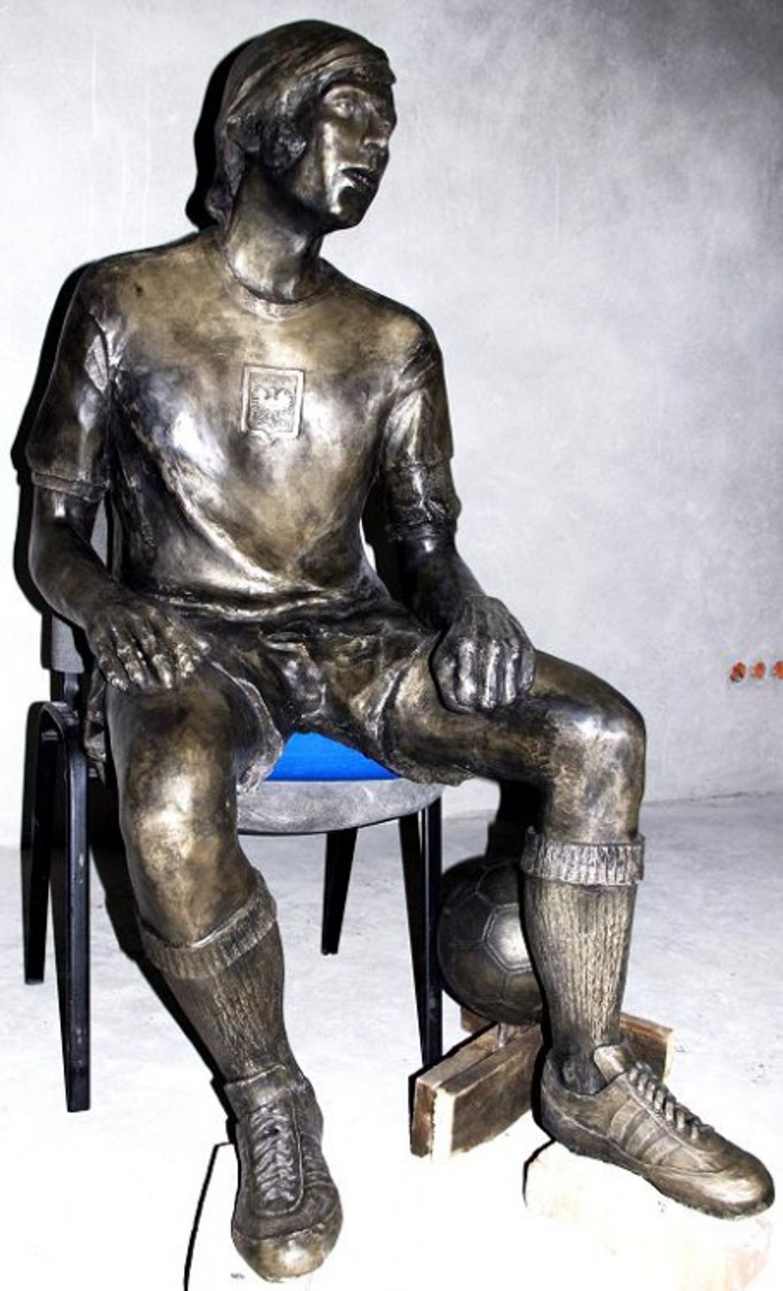 Deyna jak żywy - rzeźba w skali 1:1 kosztowała 35 tys. zł Deyna jak żywy - rzeźba w skali 1:1 kosztowała 35 tys. zł