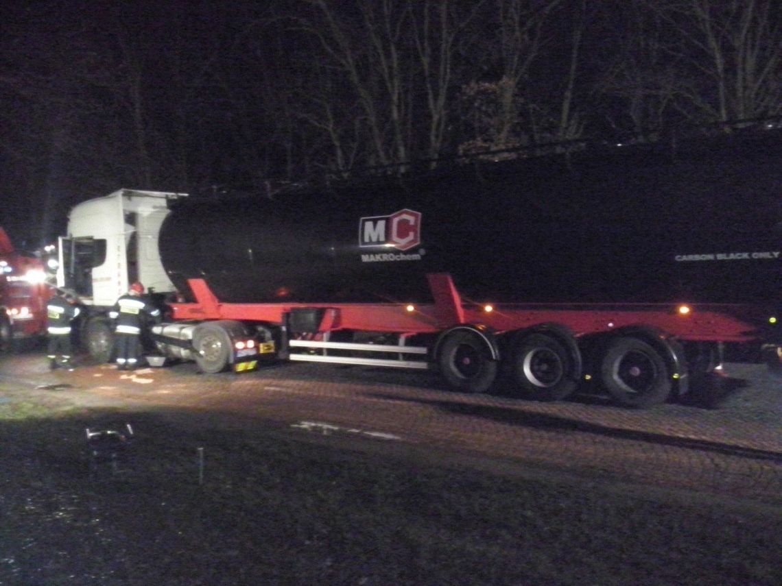 DK 22. Zderzenie osobówki z ciężarówką. Jedna osoba ranna DK 22. Zderzenie osobówki z ciężarówką. Jedna osoba ranna