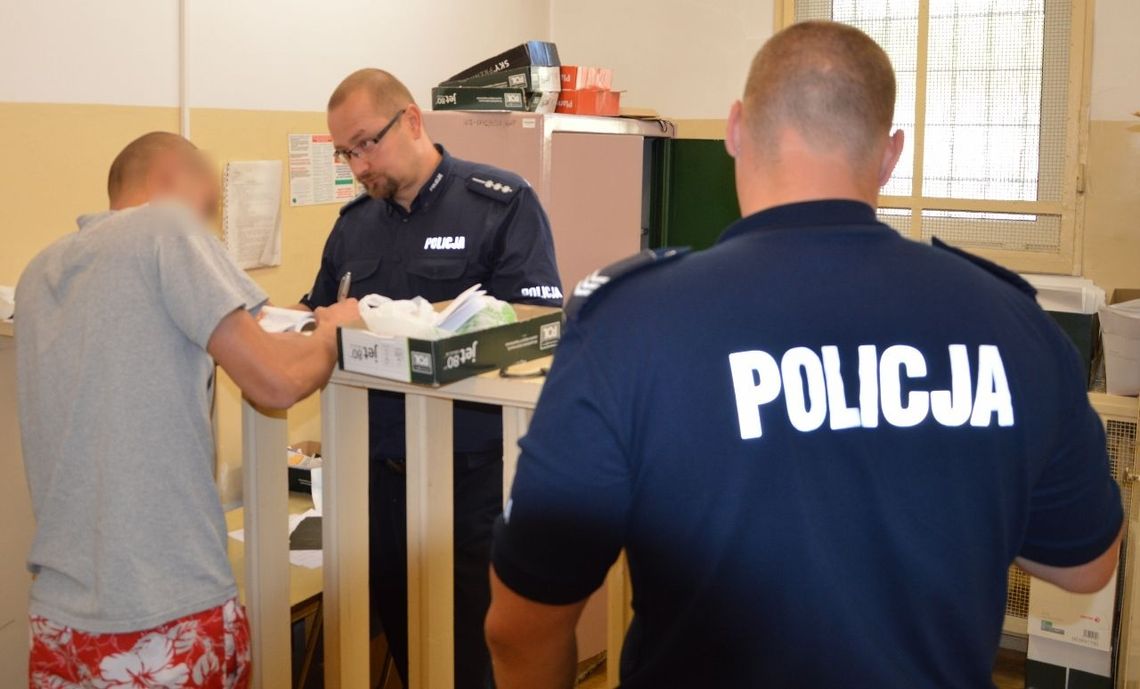 Dla dwóch dropsów otumanił personel sklepu gazem! Dla dwóch dropsów otumanił personel sklepu gazem!