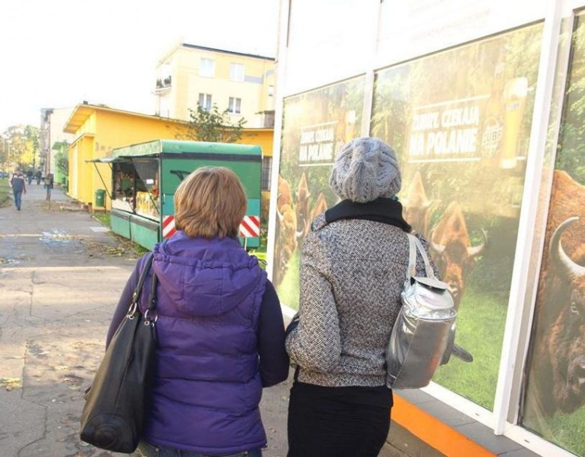 Dłuższe życie kiełbasy - bez trucia, lecz z zapaszkiem - sprzedawczynie twierdzą, że „odświeżały” wędliny szmatą, papierem lub szczotką do paznokci Dłuższe życie kiełbasy - bez trucia, lecz z zapaszkiem - sprzedawczynie twierdzą, że „odświeżały” wędliny szmatą, papierem lub szczotką do paznokci