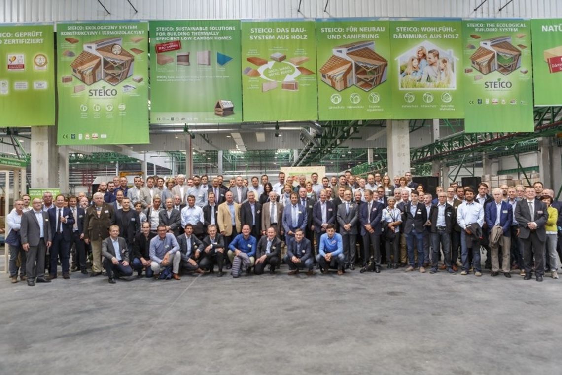 Do fabryki w Czarnej Wodzie przyjechało blisko 100 gości z całego świata Do fabryki w Czarnej Wodzie przyjechało blisko 100 gości z całego świata