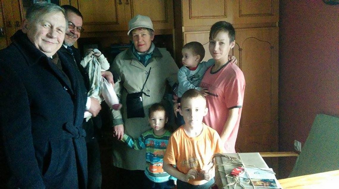 „Dobro zawsze wraca do nas”. Mikołajkowa akcja posła – odwiedzał rodziny jak święty Mikołaj 