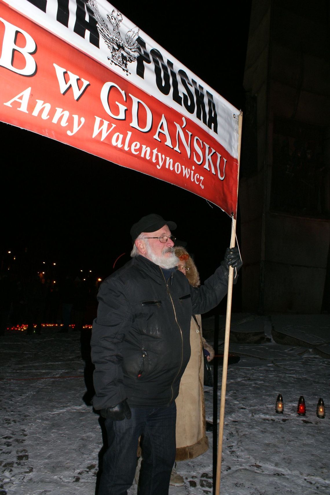 &quot;Domagamy się sądu nad komunizmem i ludźmi władzy&quot;. Nocna manifestacja - w godzinę wprowadzenia stanu wojennego