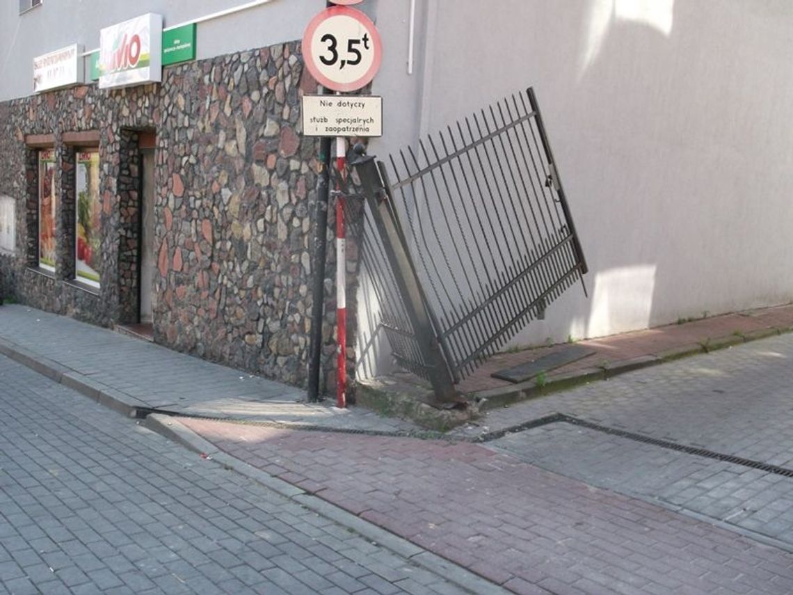 Dostawcy na Wąskiej regularnie niszczą bramę wjazdową.