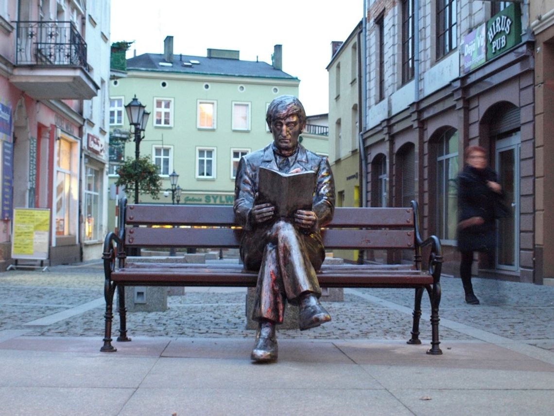 Dostojnie i z książką - wyjątkowa rzeźba odsłonięta Dostojnie i z książką - wyjątkowa rzeźba odsłonięta