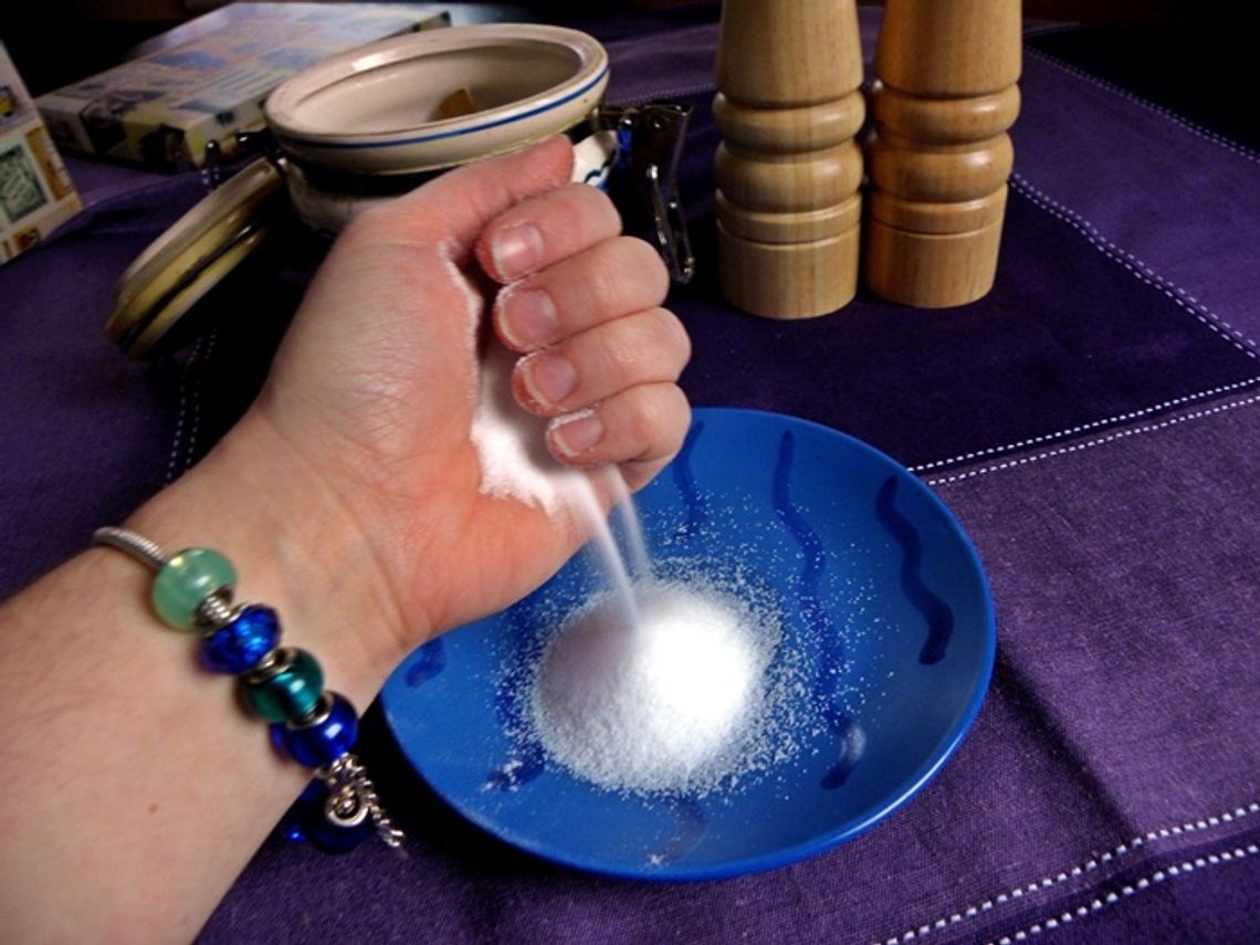 "Dosypka wypadowa". Sól do dróg na talerzach "Dosypka wypadowa". Sól do dróg na talerzach