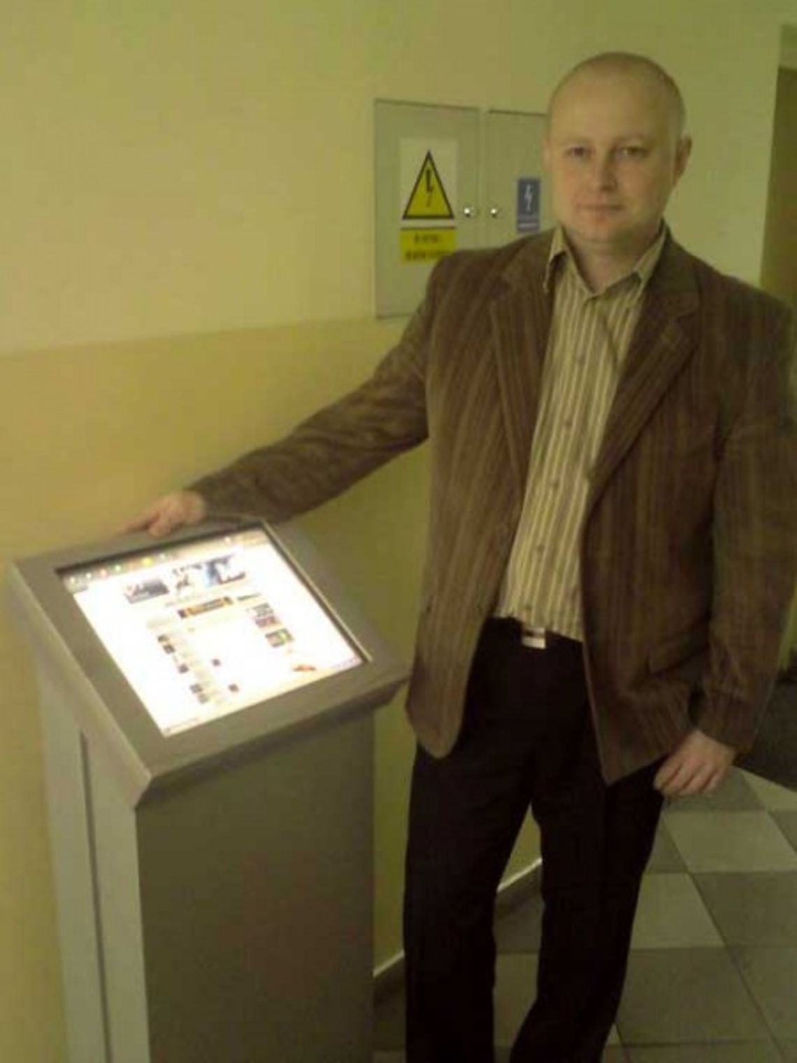 Dotkniesz infomat i... wiesz wszystko! Samoobsługowe kioski internetowe Dotkniesz infomat i... wiesz wszystko! Samoobsługowe kioski internetowe