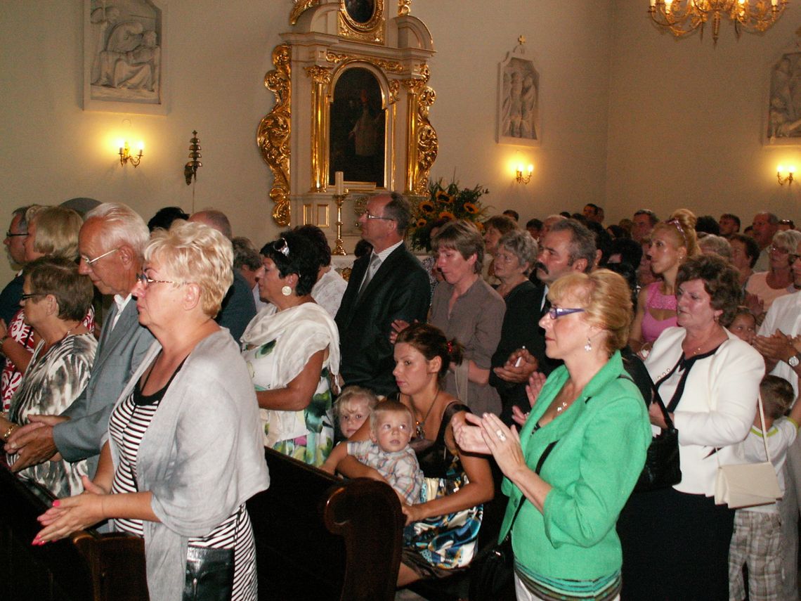 Dożynki parafialne w cieniu pożegnania. Wierni podziękowali swojemu proboszczowi Dożynki parafialne w cieniu pożegnania. Wierni podziękowali swojemu proboszczowi