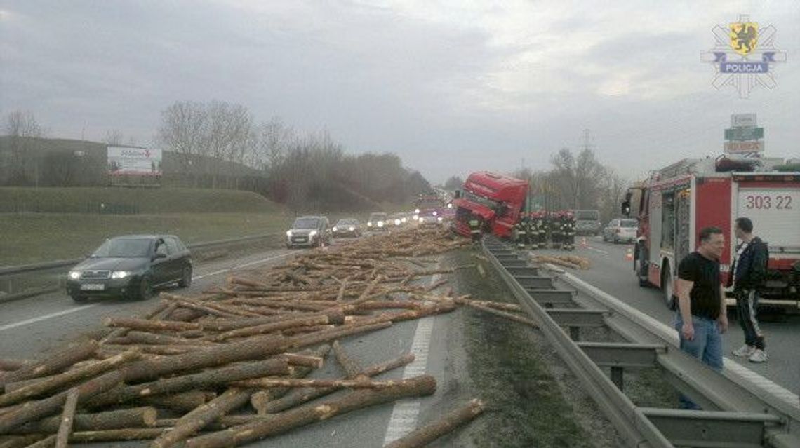 Drewno na obwodnicy, pękła opona w ciężarówce Drewno na obwodnicy, pękła opona w ciężarówce